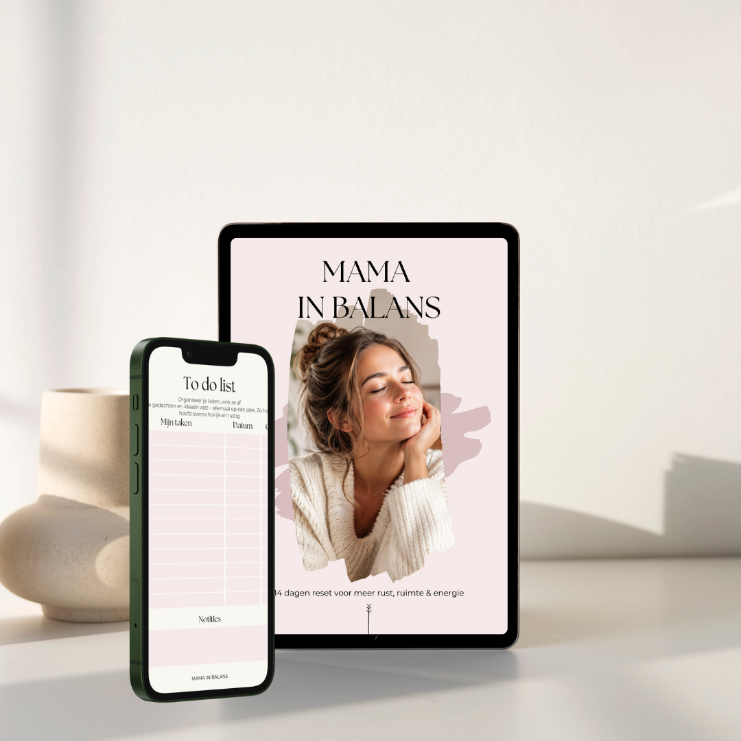 Mama in balans e-book op een tablet, met een to-dolijst op een telefoon